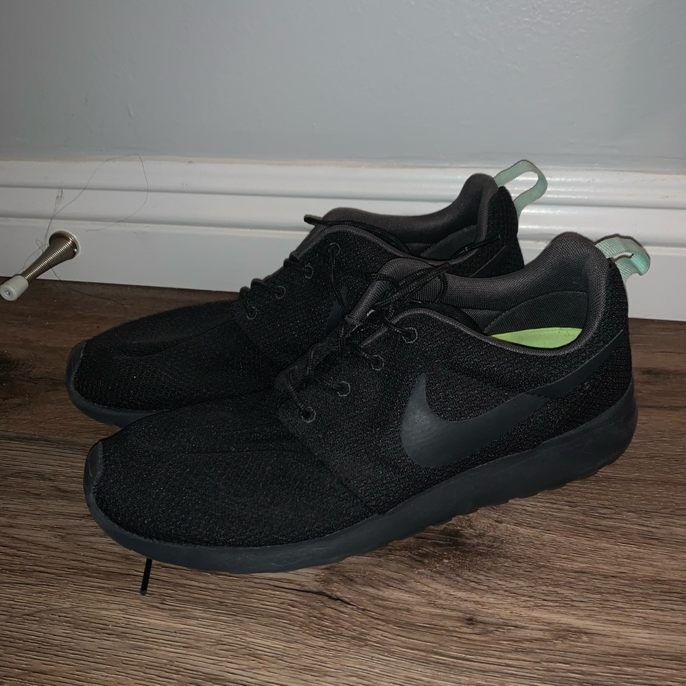 Black womens Nike Rosche runs